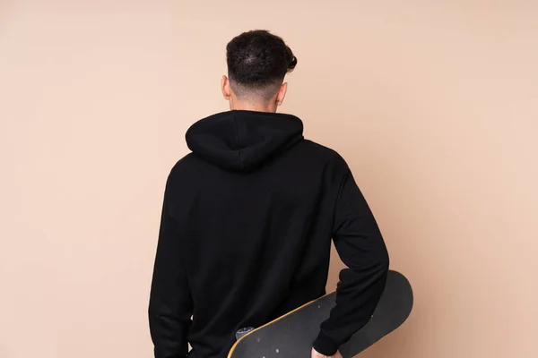 Junger Mann Mit Skateboard Rückenlage — Stockfoto