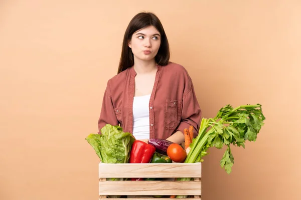 Jovem Agricultor Menina Com Legumes Recém Colhidos Uma Caixa Fazendo — Fotografia de Stock