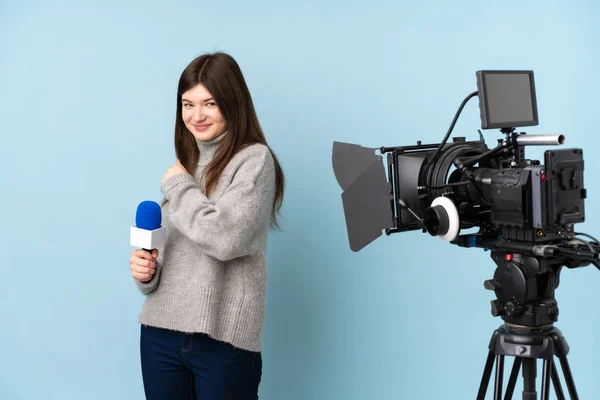 Jeune Journaliste Tenant Micro Rapportant Des Nouvelles Célébrant Une Victoire — Photo