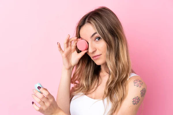 Jeune Femme Sur Fond Rose Isolé Tenant Macarons Français Colorés — Photo