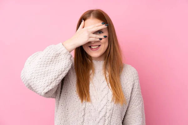 Joven Pelirroja Sobre Fondo Rosa Aislado Cubriendo Los Ojos Con —  Fotos de Stock