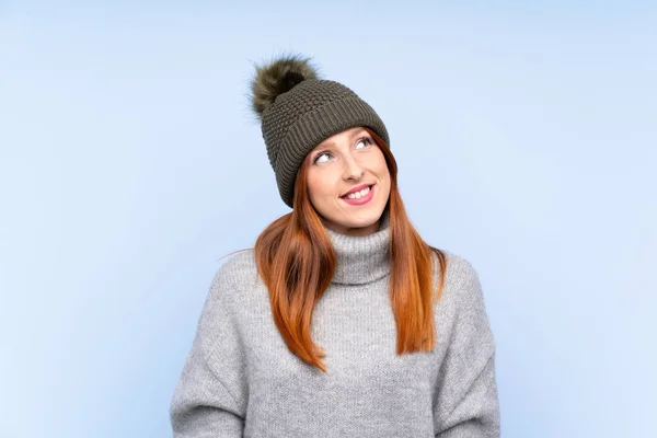 모자를 러시아 여자외로운 배경웃으며 올려다 — 스톡 사진