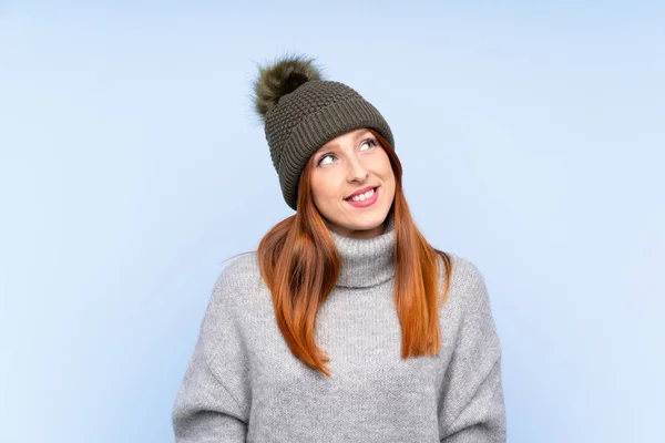 Jovem Ruiva Mulher Russa Com Chapéu Inverno Sobre Fundo Azul — Fotografia de Stock