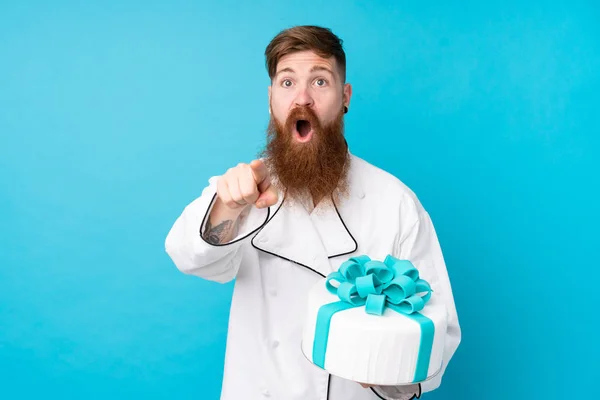 Rooie Banketbakker Met Lange Baard Houdt Een Grote Taart Geïsoleerde — Stockfoto