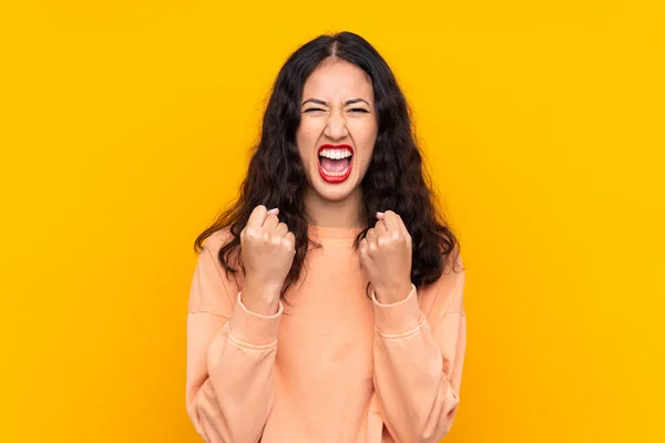 Spagnolo Donna Cinese Isolato Sfondo Giallo Frustrato Una Brutta Situazione — Foto Stock