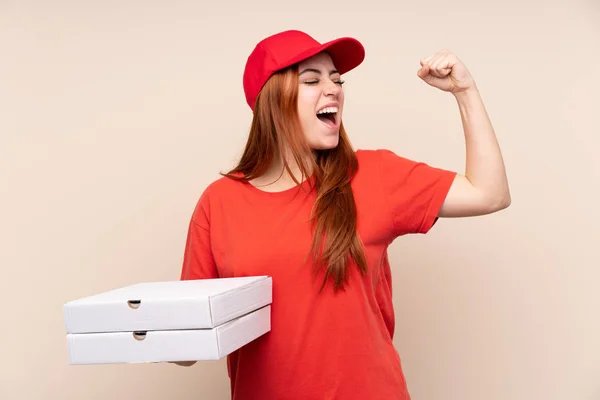 Pizzabote Teenager Mädchen Mit Einer Pizza Über Isoliertem Hintergrund Feiert — Stockfoto