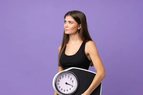 Mujer Joven Sobre Fondo Aislado Con Máquina Pesaje — Foto de Stock