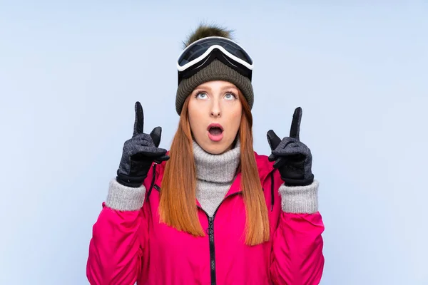 Mulher Ruiva Esquiador Com Óculos Snowboard Sobre Parede Azul Isolado — Fotografia de Stock