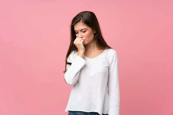 Jovem Mulher Sobre Fundo Rosa Isolado Com Dúvidas — Fotografia de Stock