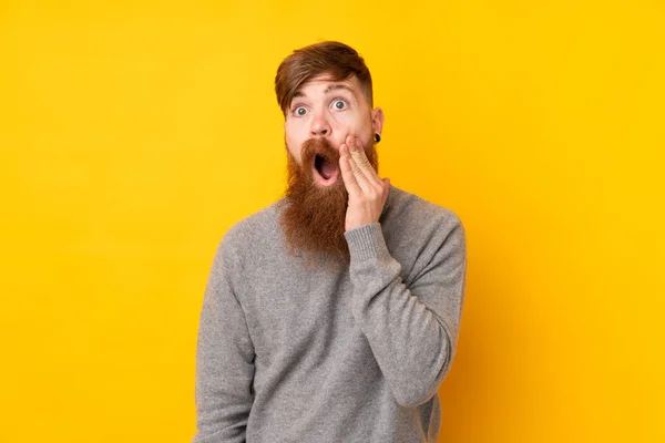 Rothaariger Mann Mit Langem Bart Vor Isoliertem Gelben Hintergrund Mit — Stockfoto