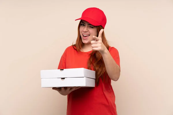 Entrega Pizza Adolescente Menina Segurando Uma Pizza Sobre Isolado Fundo — Fotografia de Stock