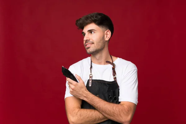 Jongeman Geïsoleerde Achtergrond Met Kapper Kapper Jurk Het Houden Van — Stockfoto