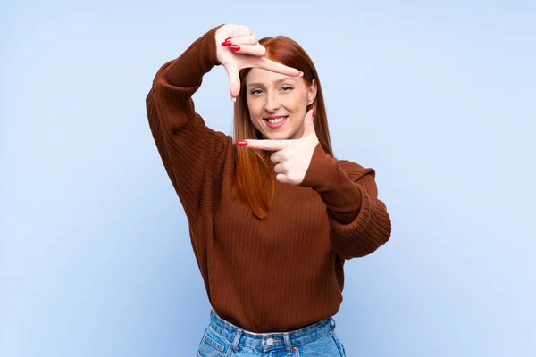 Junge Rothaarige Frau Über Isoliertem Blauem Hintergrund Mit Fokussiertem Gesicht — Stockfoto