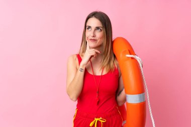 Cankurtaran kadın izole edilmiş arka planda bir fikir düşünüyor.