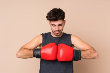 Genç sporcu boks eldivenleriyle izole edilmiş bir geçmişi var.