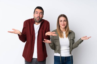 Sevgililer Günü 'ndeki çift izole edilmiş arka planda kuşkuları ve kafa karıştırıcı yüz ifadesiyle
