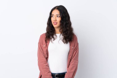 İspanyol Çinli kadın izole edilmiş beyaz arka planda duruyor ve yan tarafa bakıyor.
