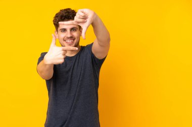 Kafkasyalı genç bir adam geçmişine odaklanmış yüzü izole etti. Çerçeve sembolü