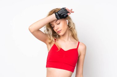 Genç sarışın kadın, solgun bir ifadeyle beyaz arka planda izole edilmiş.