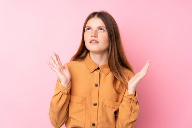 İzole edilmiş pembe geçmişi olan Ukraynalı genç kız kötü bir durum yüzünden hayal kırıklığına uğradı.