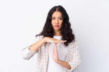 Karma ırk kadını, soyutlanmış beyaz arka planda zaman geçirme hareketi yapıyor.