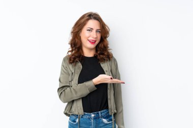 İzole edilmiş beyaz arka planı olan genç Rus kadın gülümserken bir fikir sunuyor.