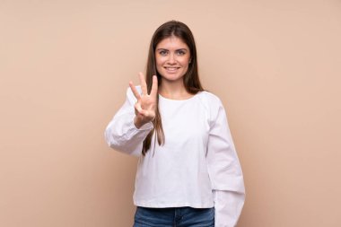 Tecrit edilmiş genç kız mutlu ve parmaklarıyla üçe kadar sayıyor.