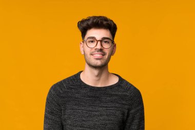 Gözlüklü, soyutlanmış genç bir adam.