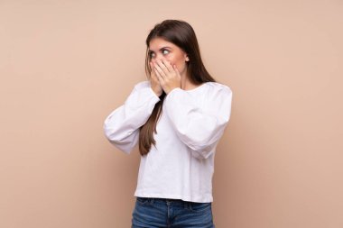 Ağız kapsayan izole arka plan üzerinde genç kız ve yan bakıyor