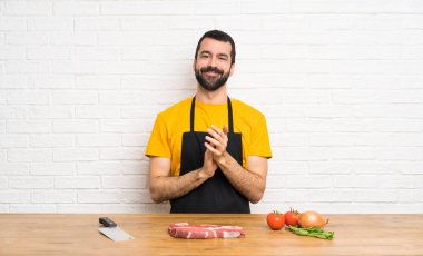 Şef, bir konferansta sunumdan sonra mutfağa girip alkışlıyor.