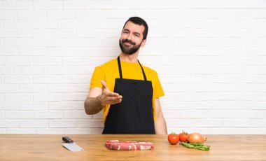 Aşçı mutfağa sarılıp iyi bir anlaşma için el sıkışıyor.