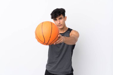 Basketbol oynayan Arjantinli genç bir adam izole edilmiş beyaz arka plan