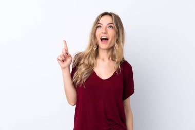 İzole edilmiş beyaz arka plan yukarı bakan ve şaşırmış genç kadın.