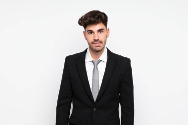 İzole edilmiş beyaz arka planı olan genç işadamının şüpheleri ve kafa karıştırıcı yüz ifadesi var.