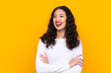 Karışık ırk kadını, izole edilmiş sarı arka plan gülüşü.