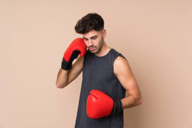 Genç sporcu boks eldivenleriyle izole edilmiş bir geçmişi var.