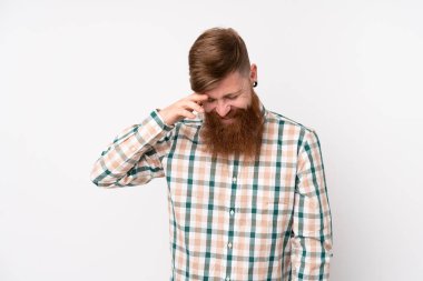 Kızıl saçlı, uzun sakallı, soyutlanmış beyaz arka planda gülen bir adam.