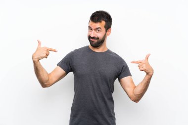 Genç yakışıklı, soyutlanmış beyaz bir arka plan gururlu ve kendini beğenmiş.