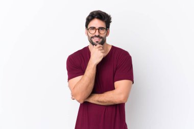 Sakallı, yakışıklı, gözlüklü, gülümseyen, soyutlanmış beyaz bir geçmişi var.