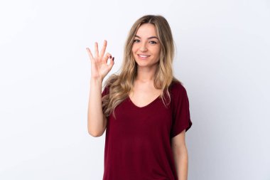 Genç kadın üzerinde izole beyaz arka plan gösteren ok işareti ile parmaklar