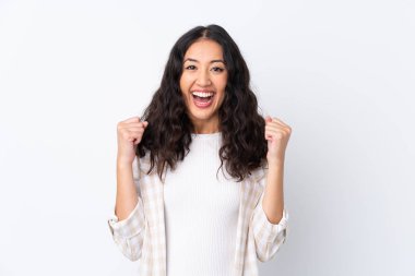 Karma ırk kadını beyaz arka planda galibiyeti kutluyor.