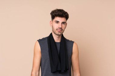 Spor havlusuyla izole edilmiş genç bir sporcu.