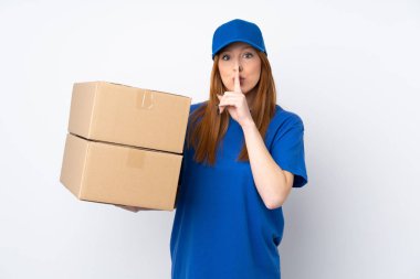 Soyutlanmış beyaz arka planda genç teslimatçı kadın sessizlik hareketi yapıyor.