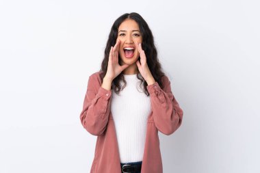 İspanyol Çinli kadın izole edilmiş beyaz arka planda ağzı açık bağırıyor.
