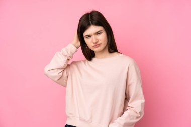 Genç Ukraynalı izole edilmiş pembe bir geçmişi olan genç kızın şüpheleri var.