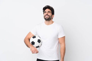 Sakallı yakışıklı bir genç, soyutlanmış beyaz bir geçmişi var. Gülümserken yukarı bakıyor.