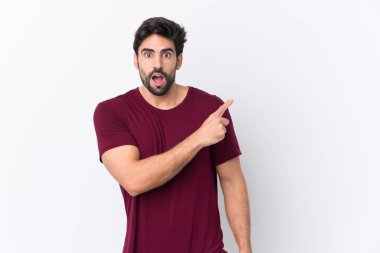 Sakallı yakışıklı bir genç, soyutlanmış beyaz bir geçmişi var.