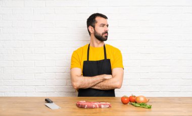 Şef mutfak portresi tutuyor.