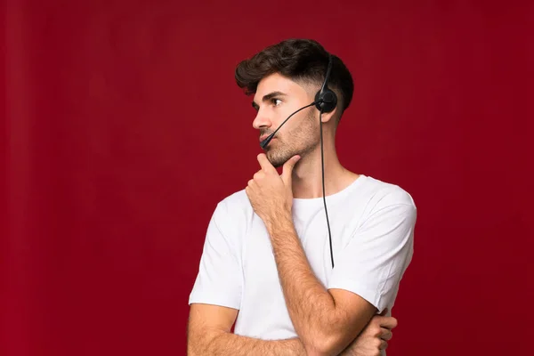 Jovem Sobre Fundo Isolado Trabalhando Com Fone Ouvido Olhando Lado — Fotografia de Stock