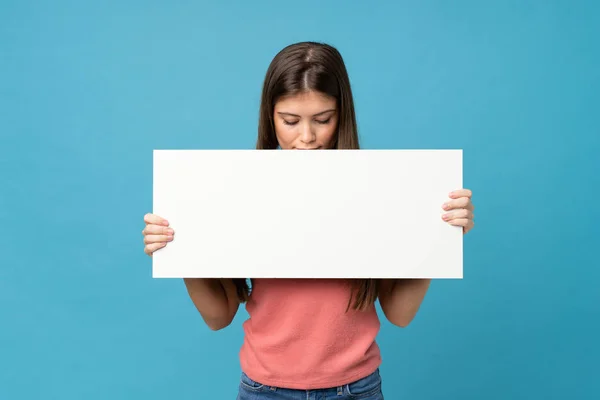 Jeune Femme Sur Fond Bleu Isolé Tenant Une Pancarte Blanche — Photo